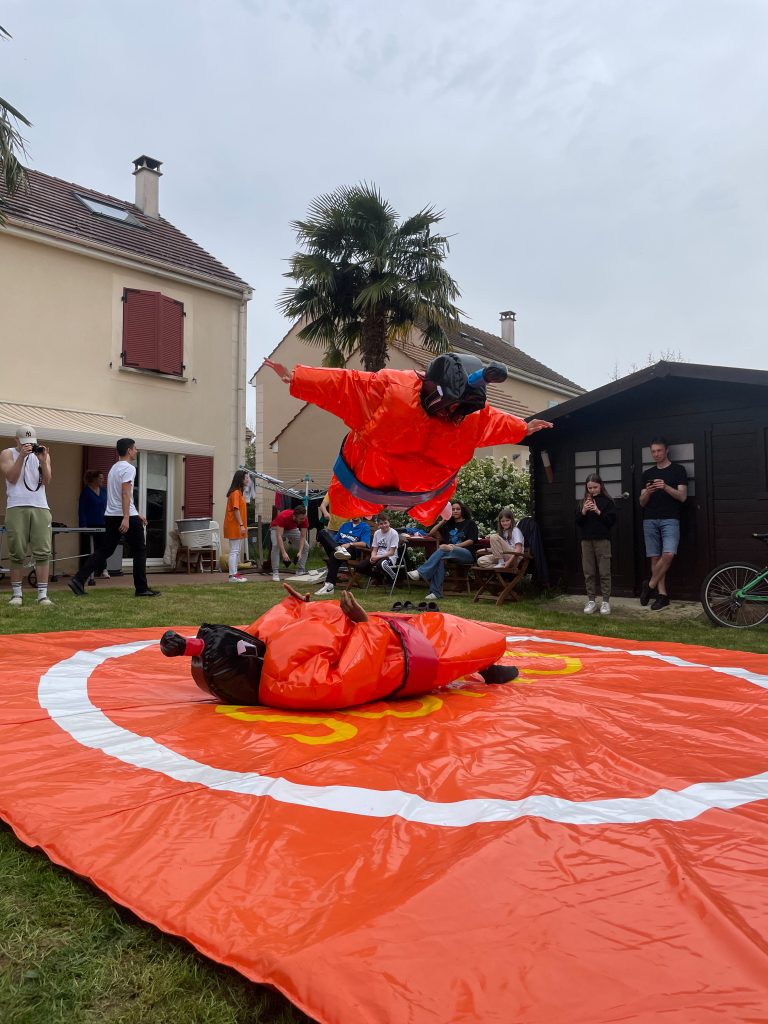 Costumes de sumo en mousse pour activité ludique, disponibles à la location en Seine-et-Marne (77). Location de structures gonflables et jeux pour événements, anniversaires et fêtes.