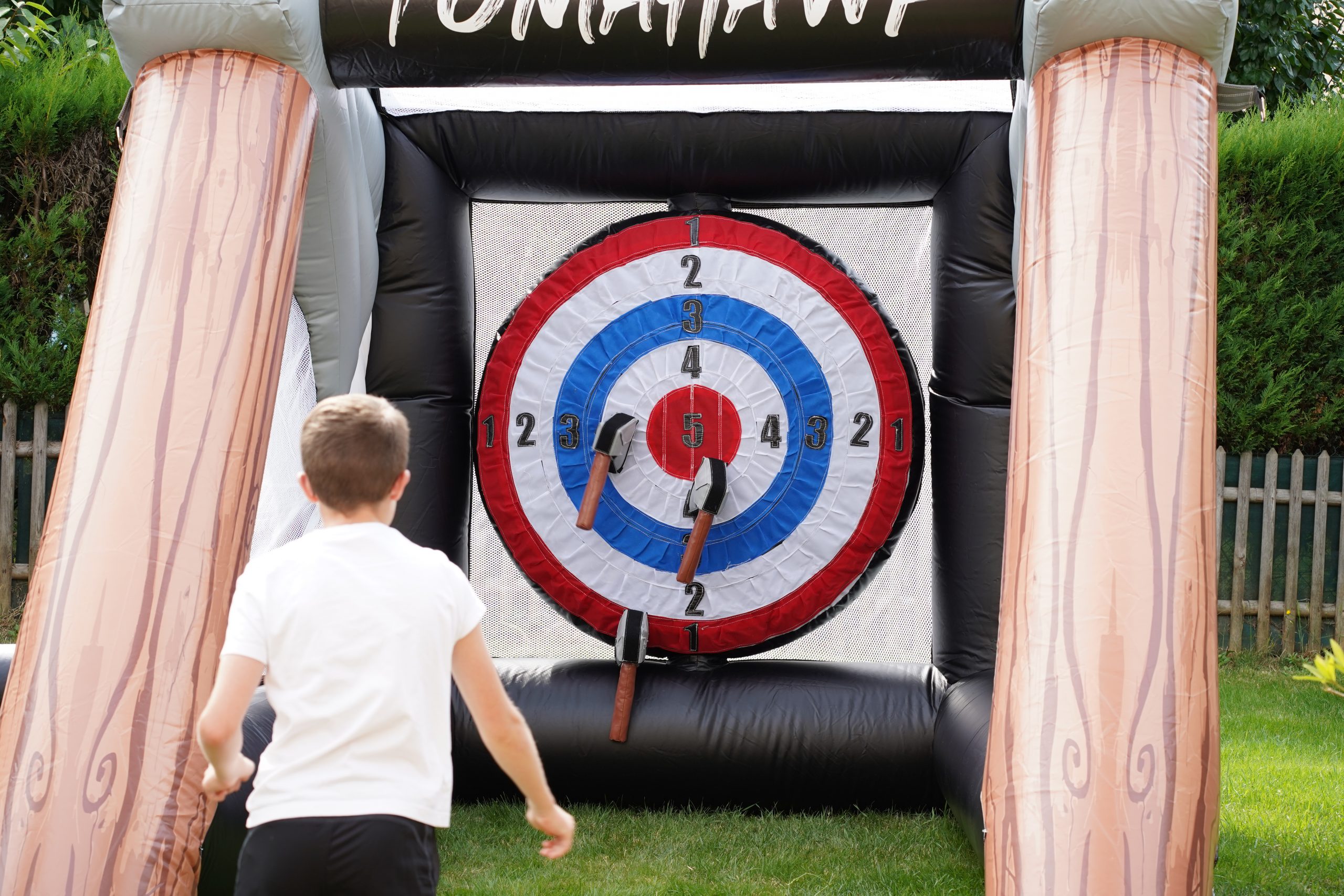 Cible hache gonflable - enfant lançant une hache en extérieur