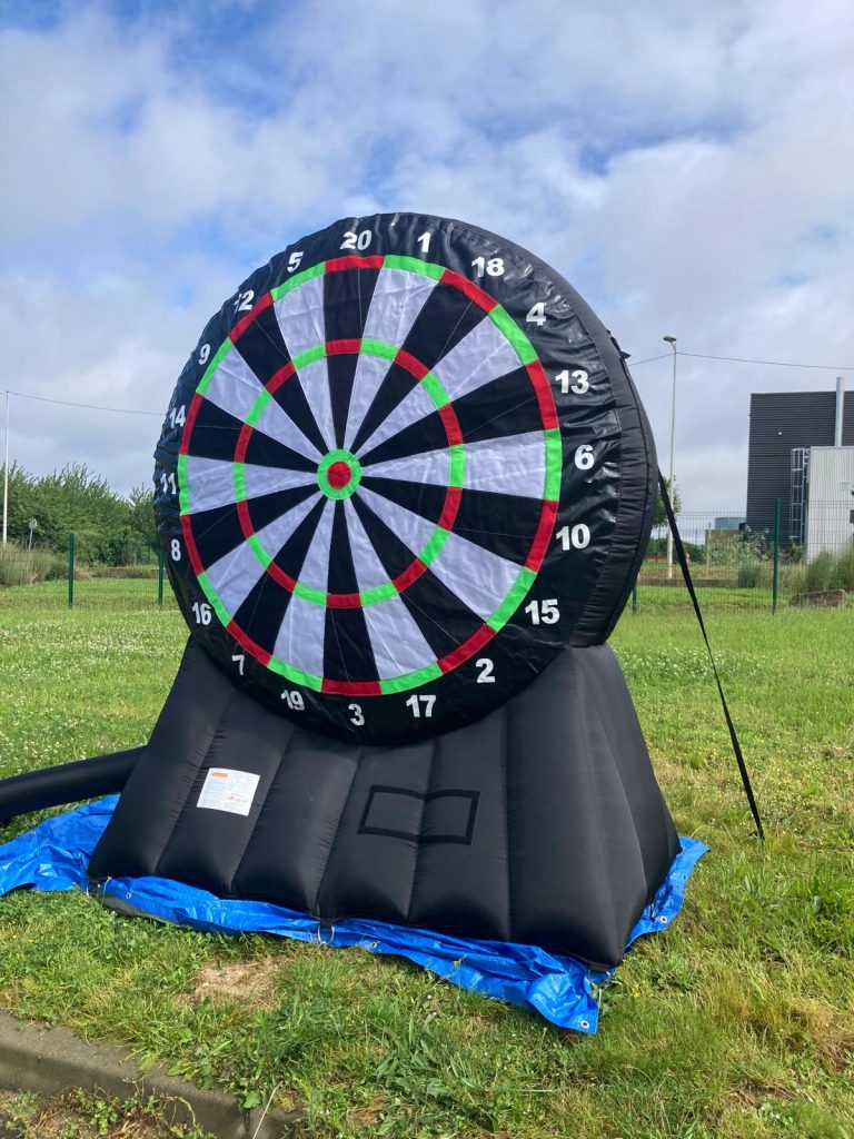 Animation cible football géante pour événements, défi amusant pour tous les âges.