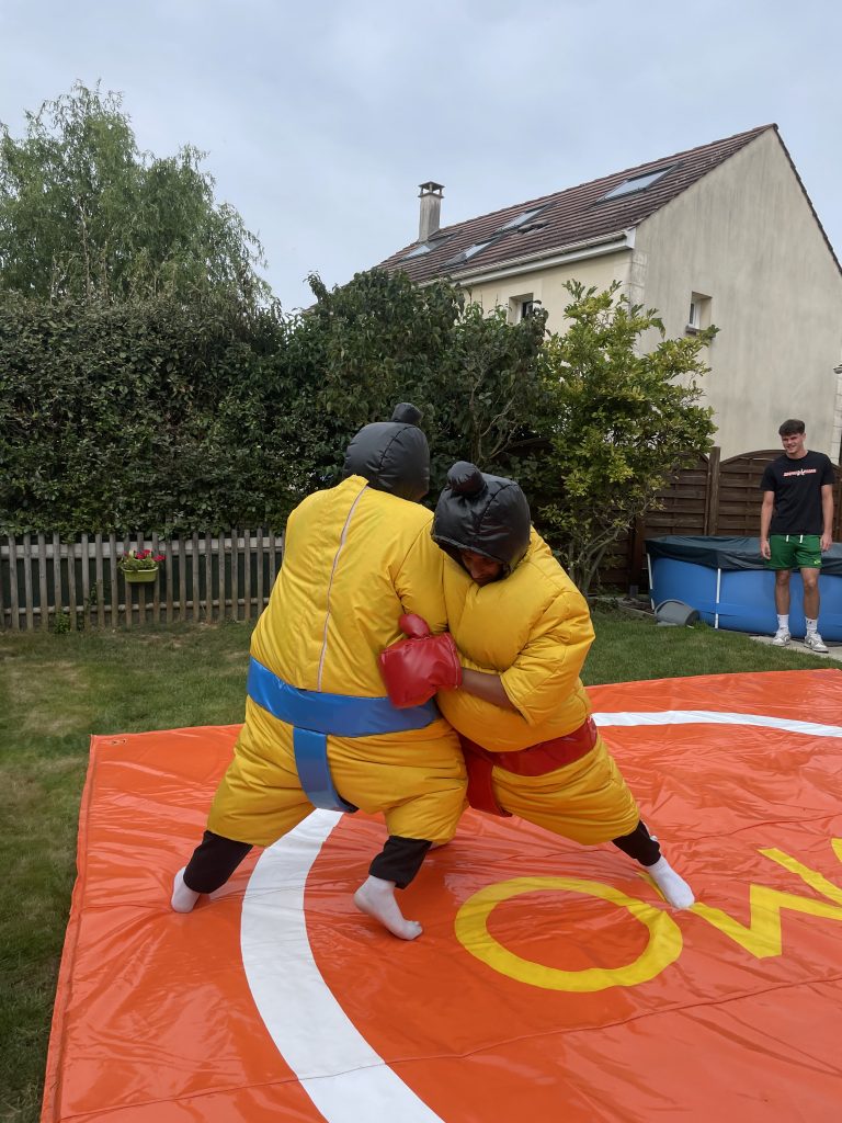 Participants en costume de sumo en mousse, animation ludique à louer en Seine-et-Marne (77)