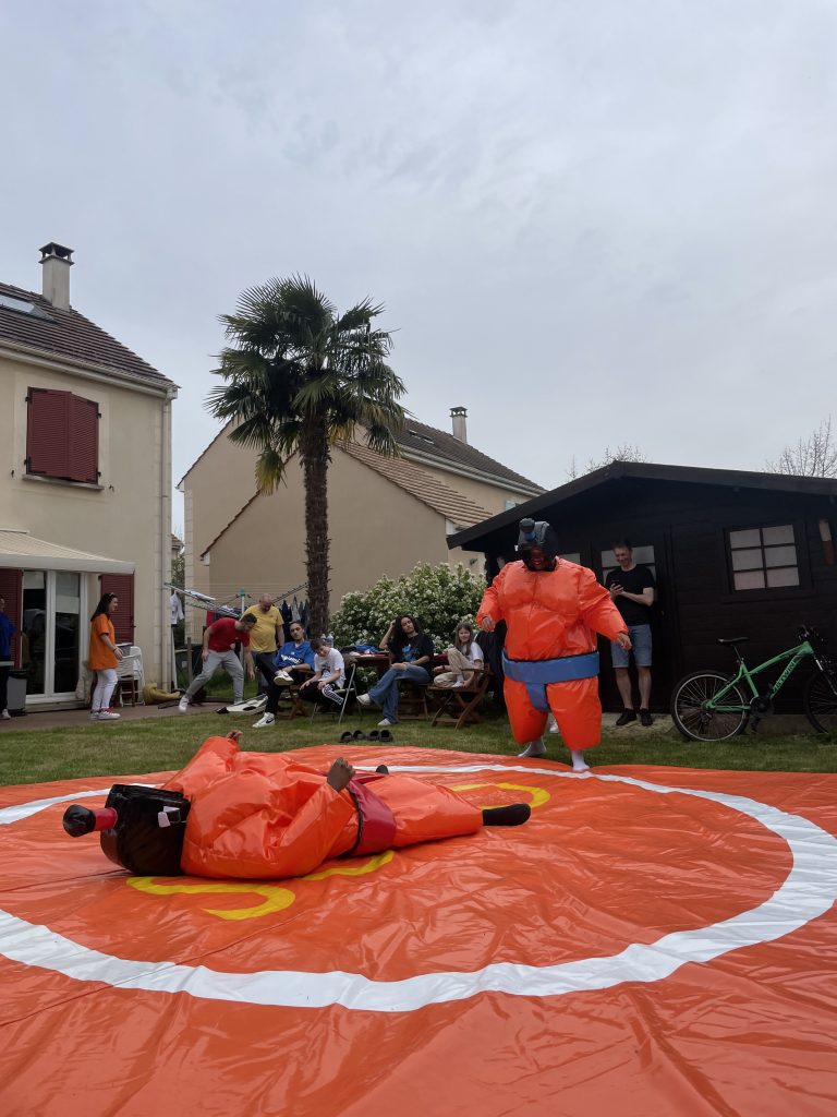 Enfants s'affrontant en sumo en mousse, activité divertissante pour fêtes et anniversaires