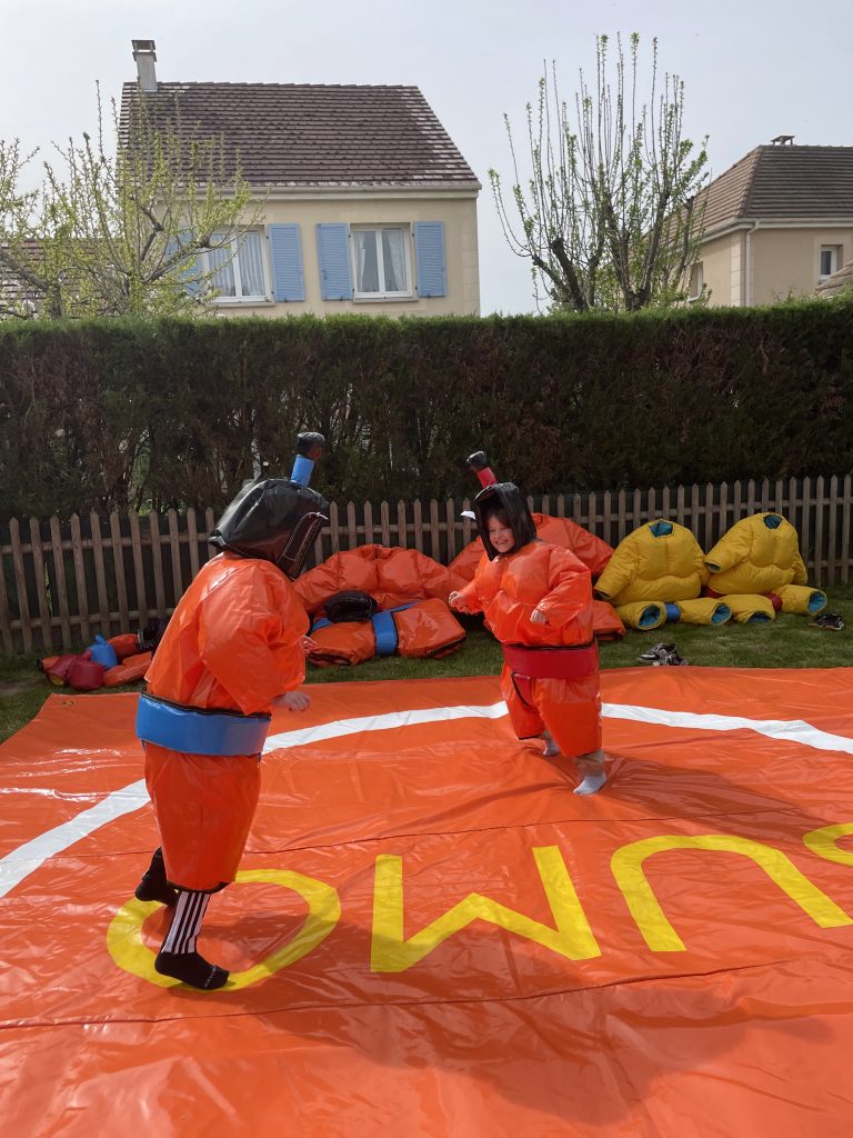 Jeu de sumo en mousse, deux joueurs sur un tapis gonflable, location disponible dans le 77