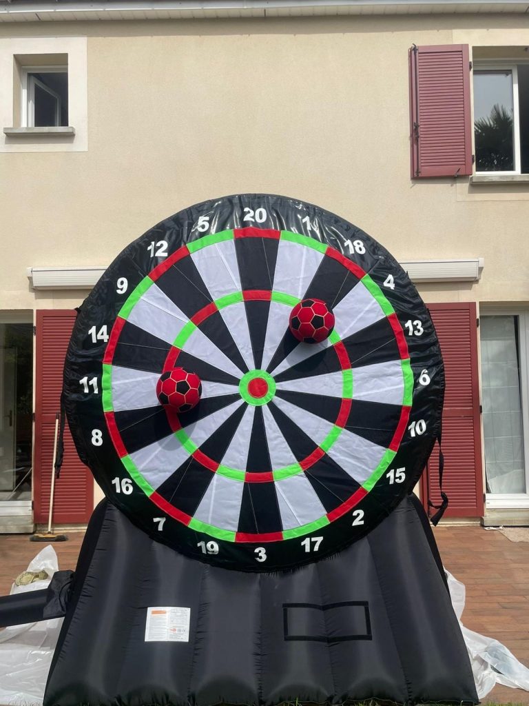 Jeu de précision avec la cible football géante, parfait pour les amateurs de foot.