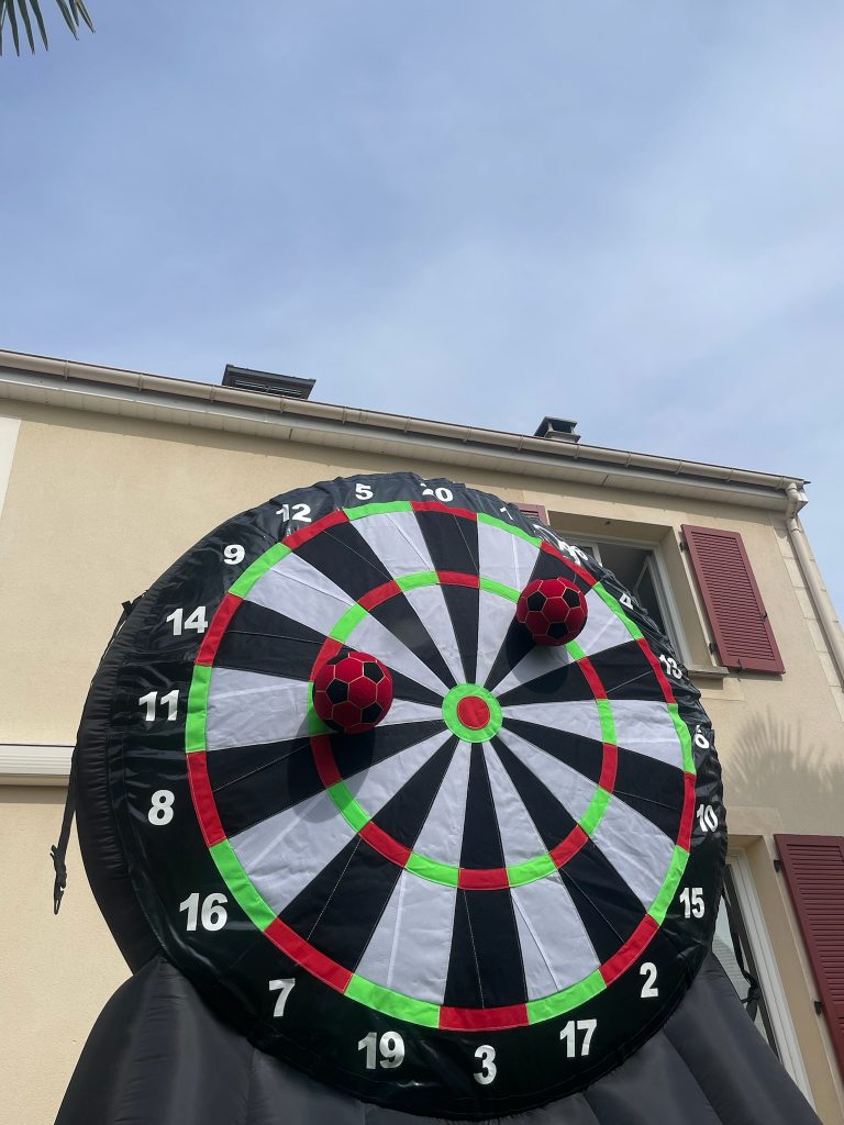 Cible football géante gonflable avec ballon, disponible pour location.