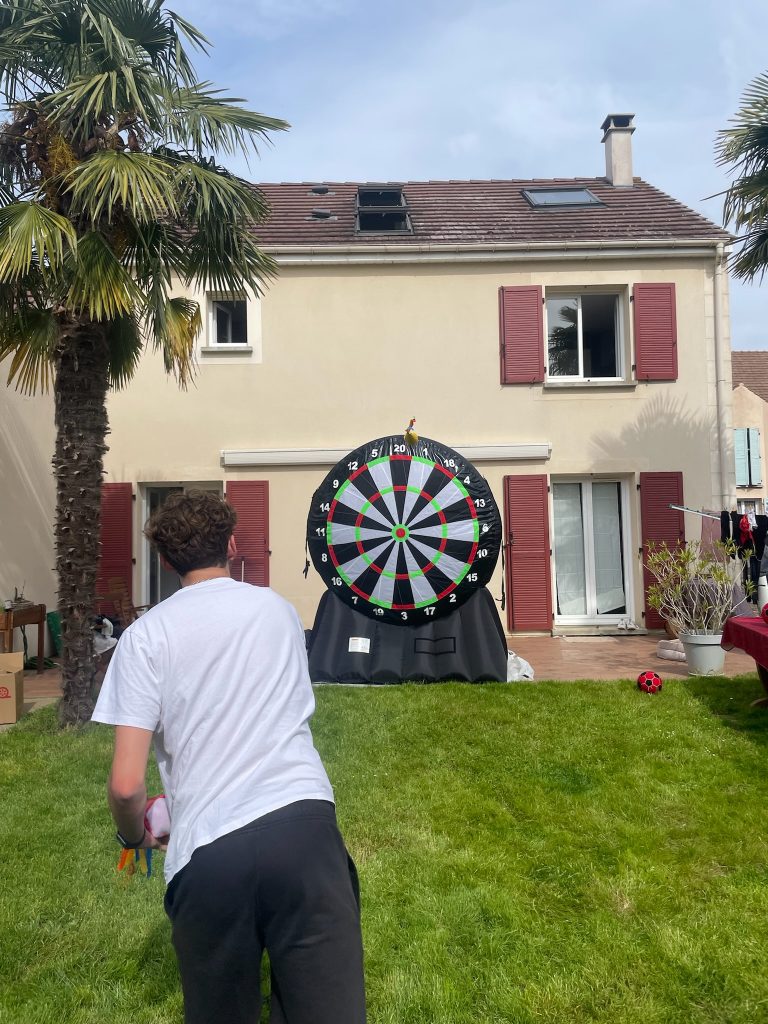Cible football géante lors d'un événement en plein air, jeu amusant pour les invités.