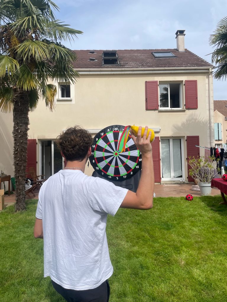 Participant en train de viser la cible football géante gonflable lors d'un événement.
