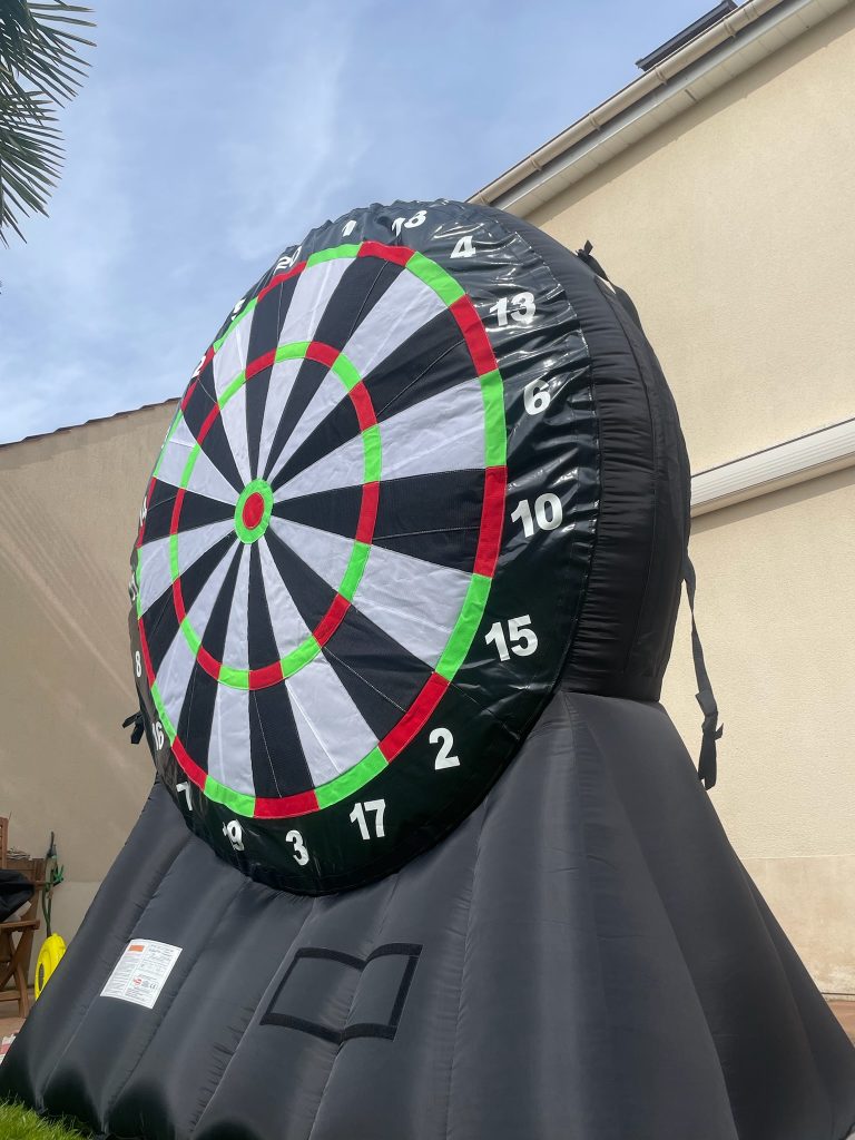 Gros plan sur la cible football géante gonflable, disponible pour location dans le 77.
