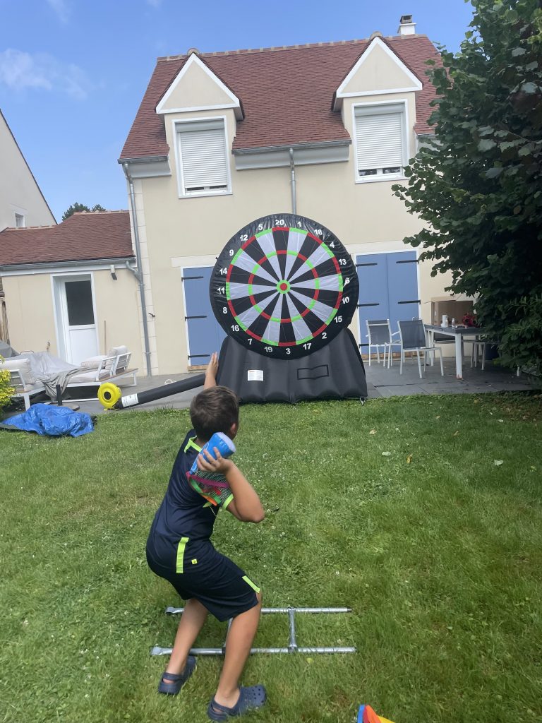 Enfant jouant à la cible football géante, animation ludique et sportive.