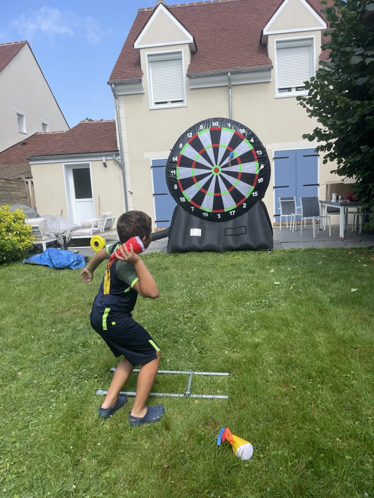 Participant tentant de viser la cible football géante lors d'un événement.