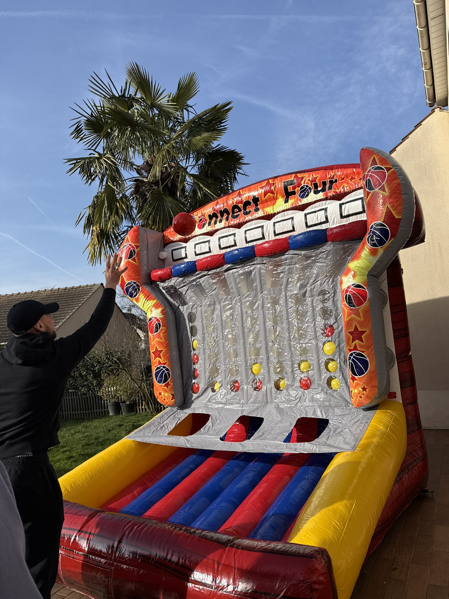 Structure gonflable Puissance 4 Basket XXL - joueur en action