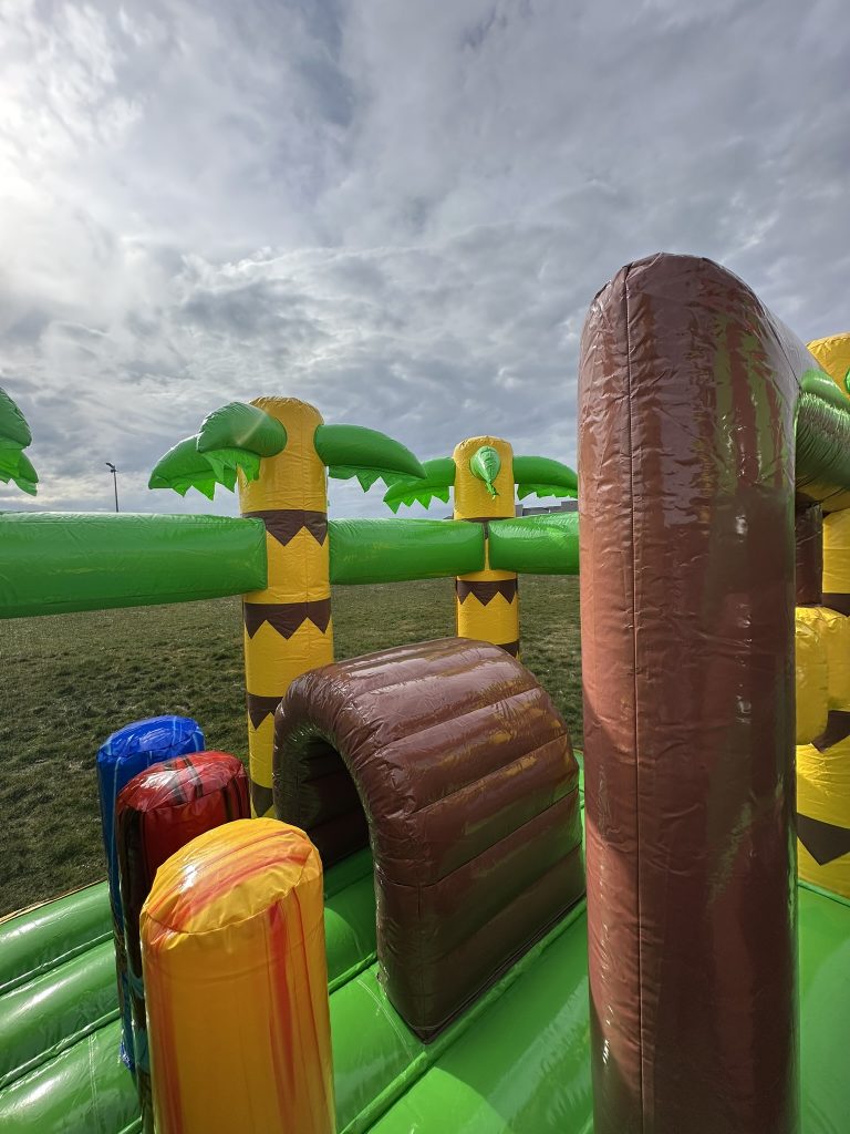 Château gonflable Safari avec décor jungle pour enfants, location Funny Loisirs