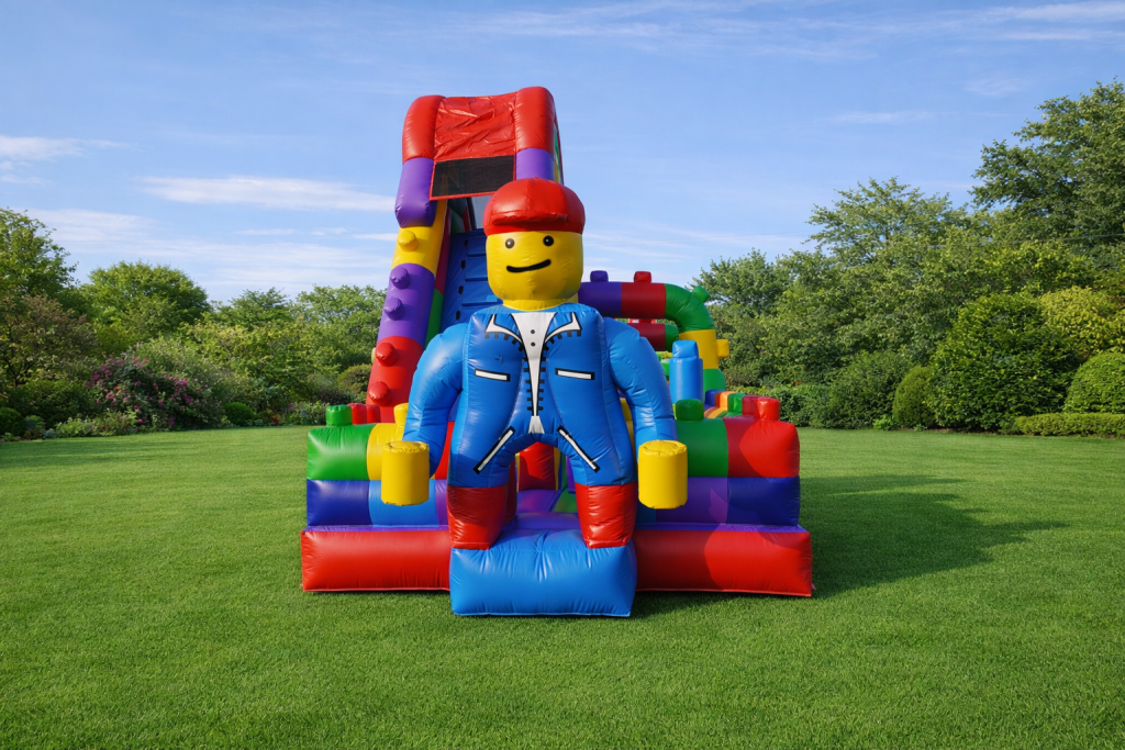 Parcours gonflable thème LEGO avec personnage géant et briques colorées, comprenant obstacles et toboggan pour animations enfants en extérieur.