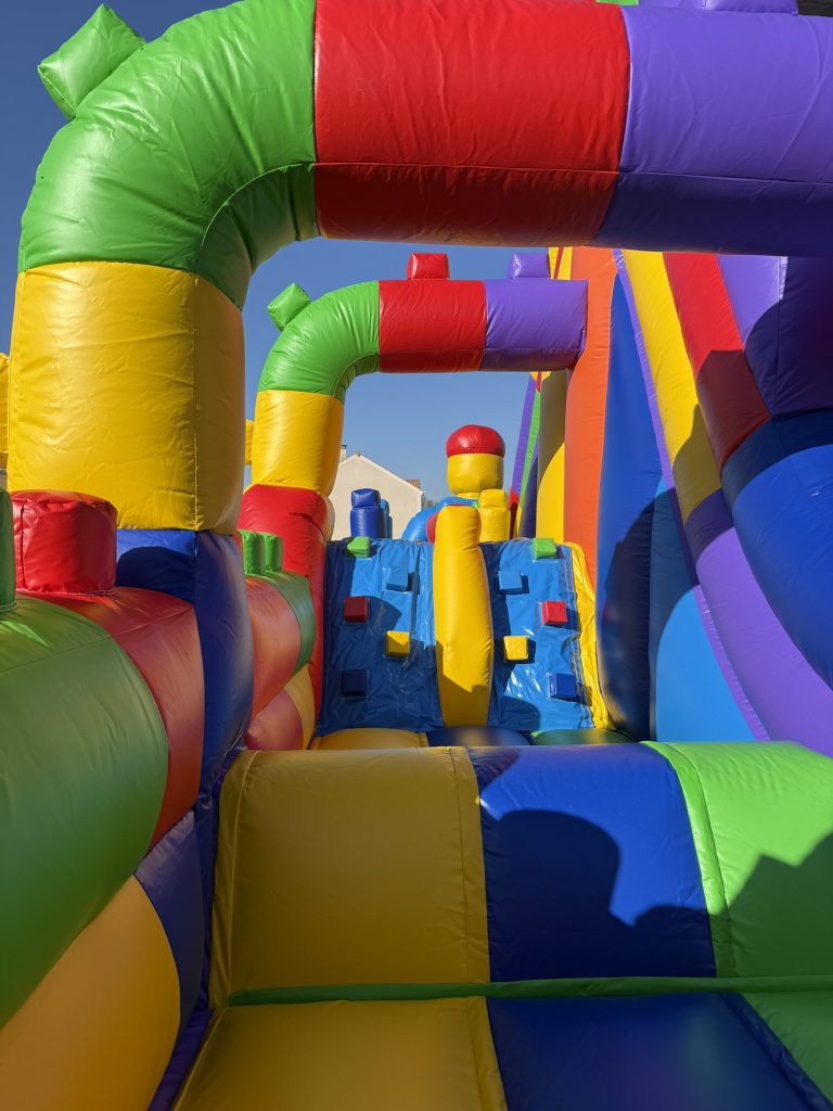 Animation festive avec structure gonflable LEGO lors d’un anniversaire enfant en extérieur