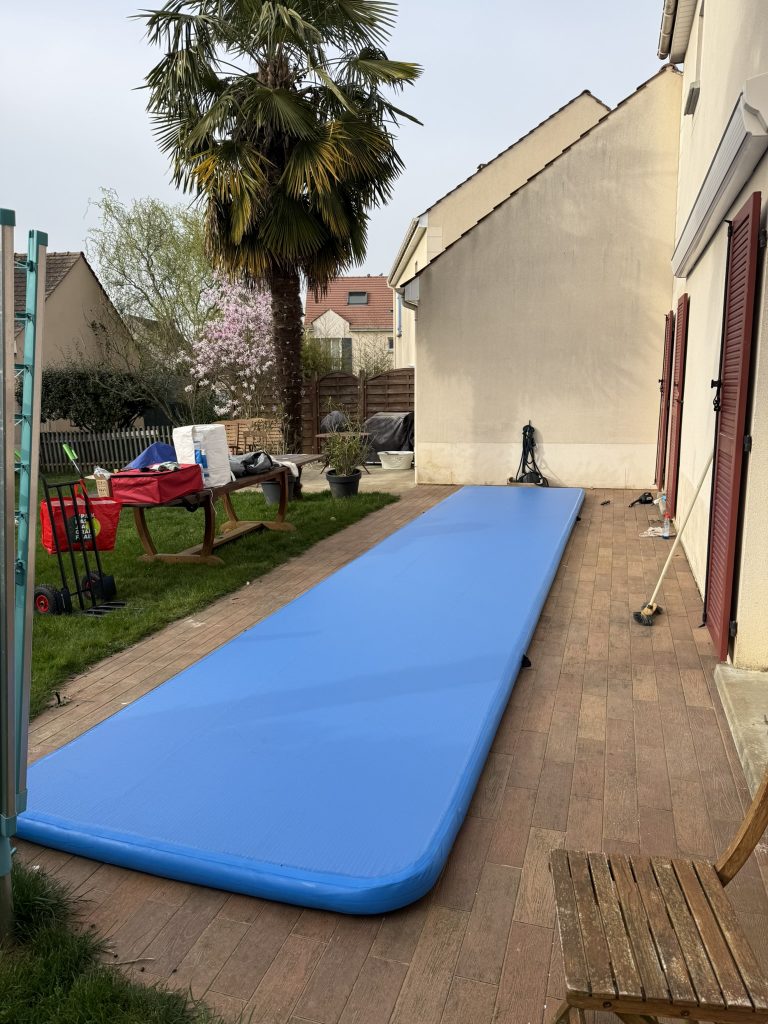 Dessous d’un curling gonflable avec système de fixation au sol pour assurer la stabilité de la structure