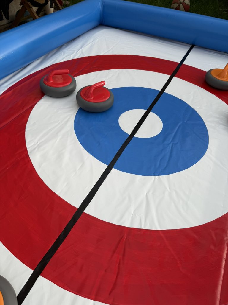 Cible d’un curling gonflable avec cercles de points pour viser lors du jeu