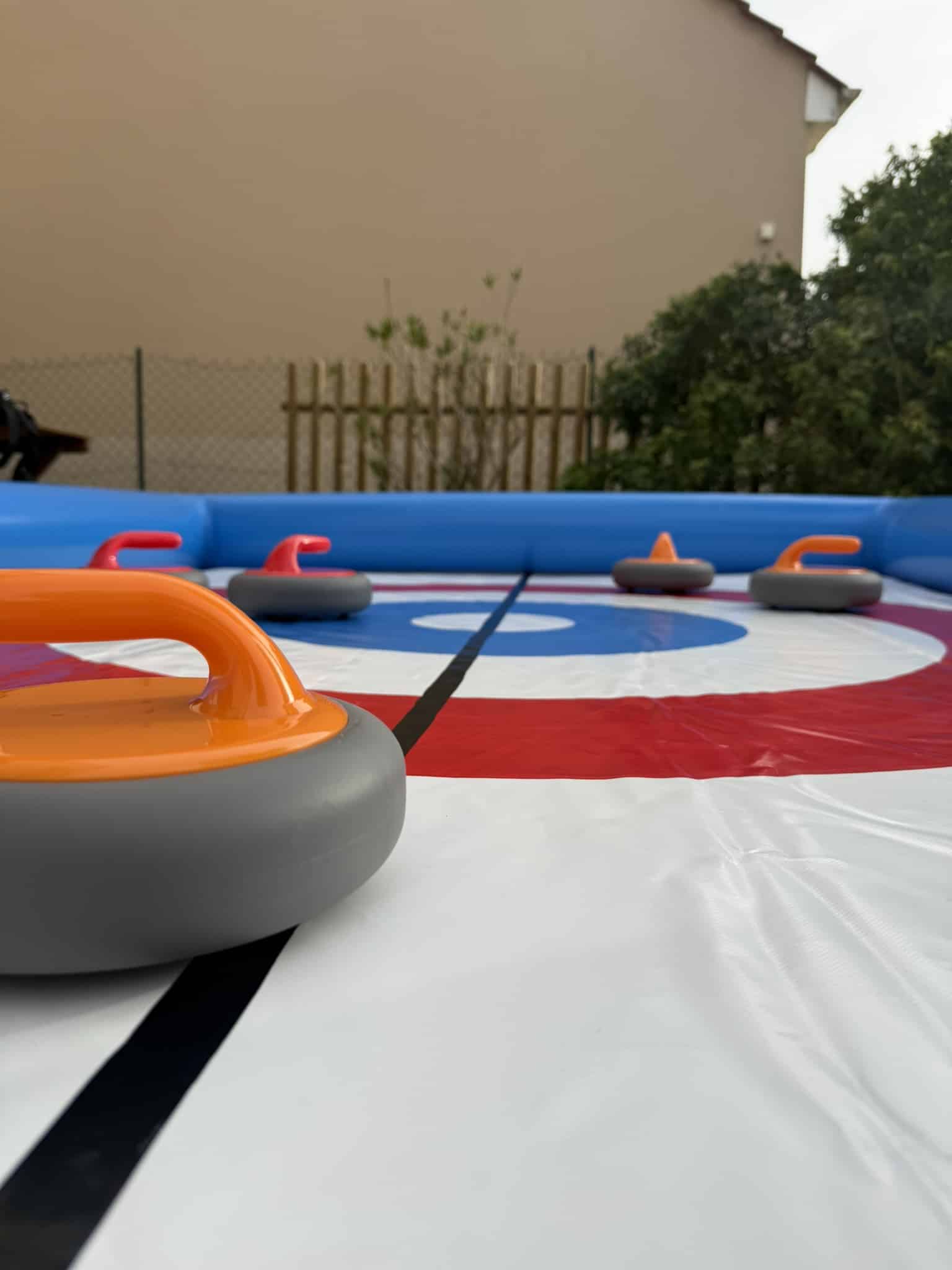 Vue latérale de la piste de curling gonflable