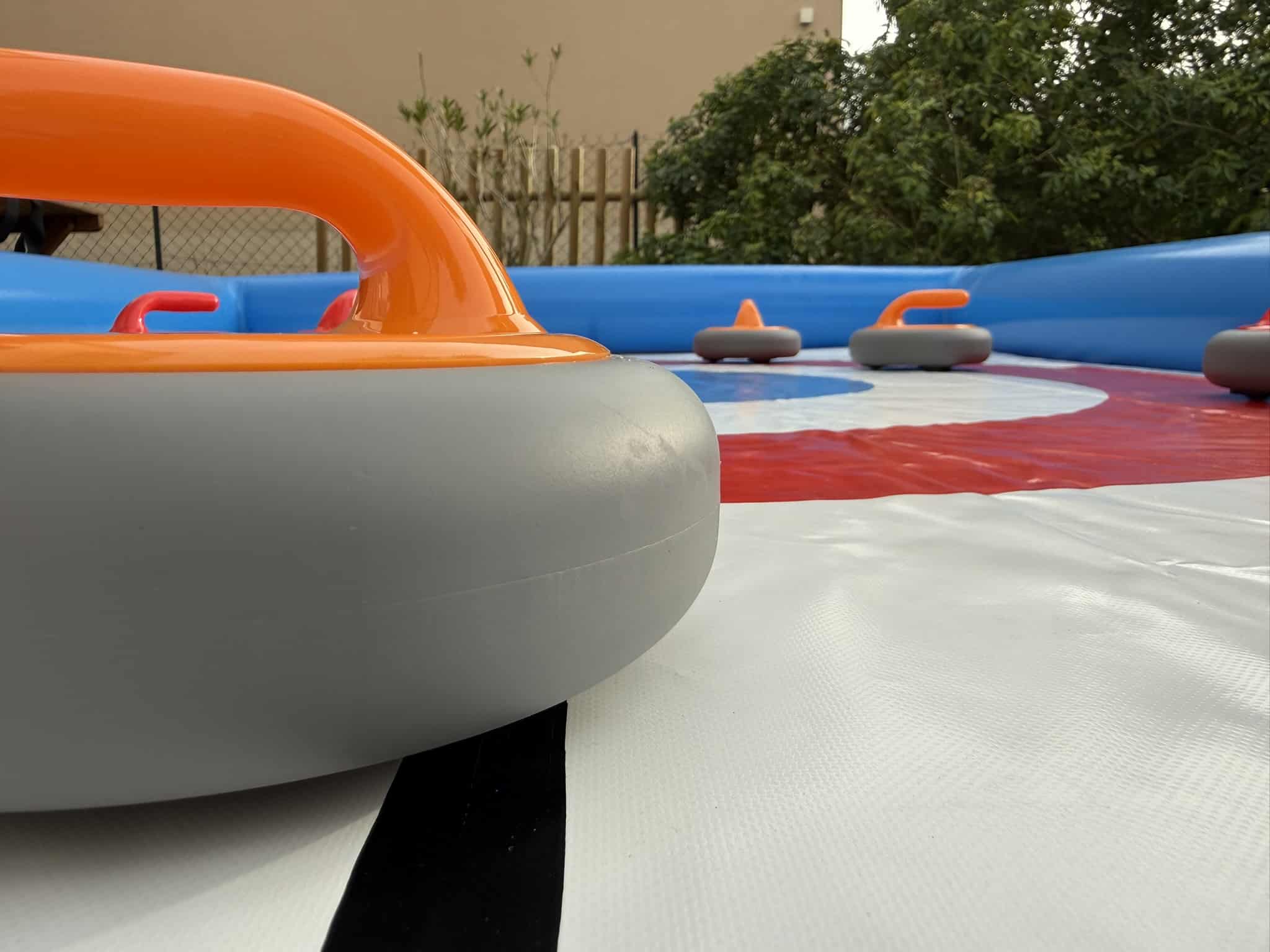 Palet en mousse orange sur la piste de curling gonflable