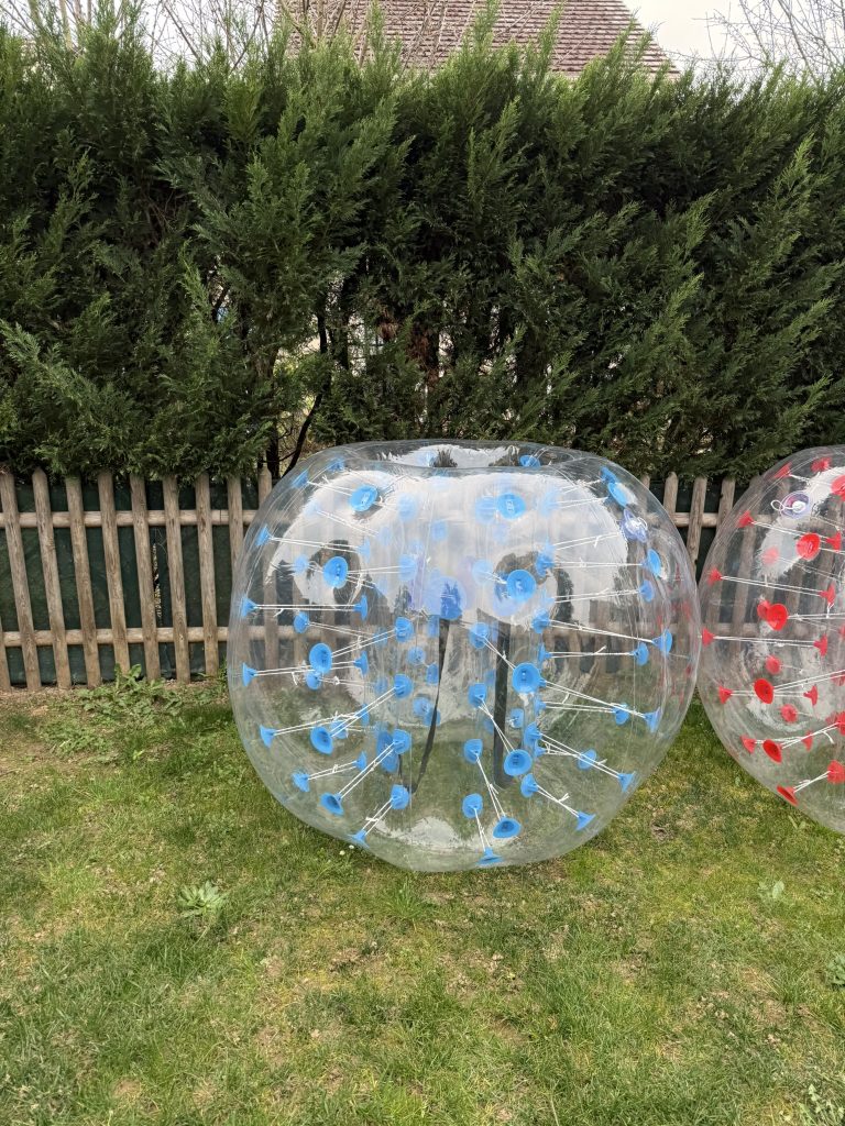 Joueurs s’amusant en Bubble Foot avec bulles gonflables lors d’une activité sportive et ludique en extérieur