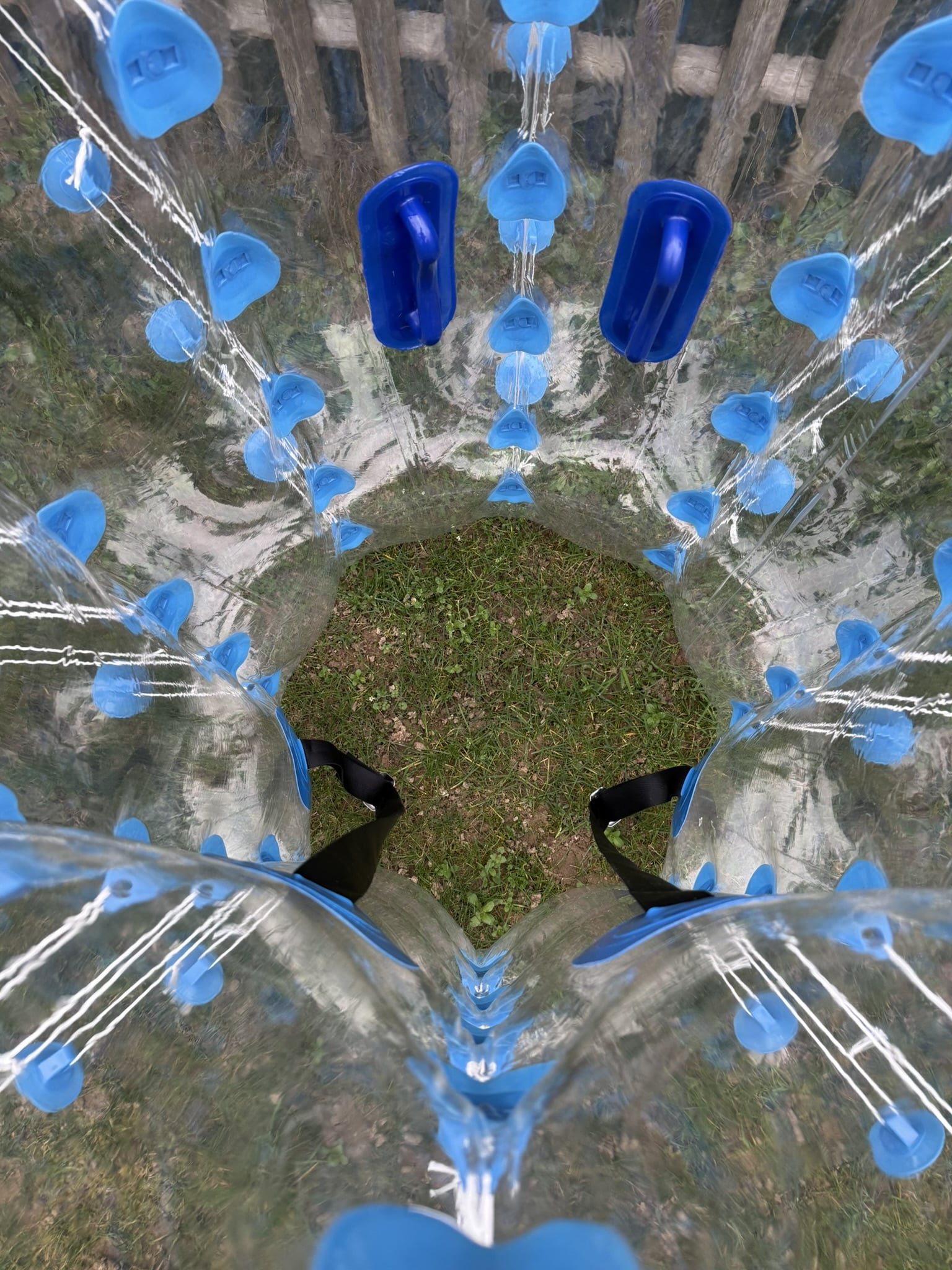 Vue aérienne du terrain de bubble foot avec bulles rouges et bleues