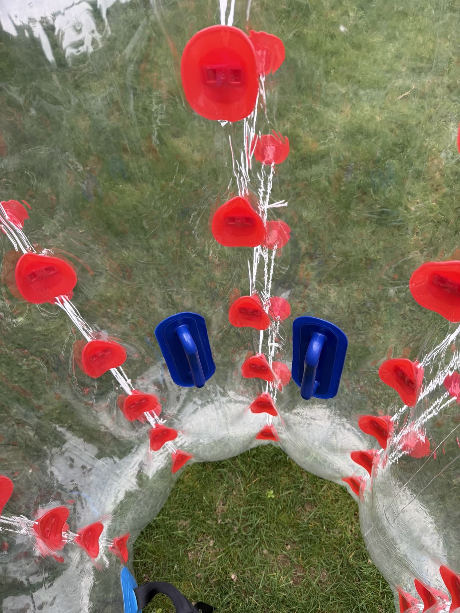 Vue aérienne des bulles gonflables de bubble foot, joueurs en position
