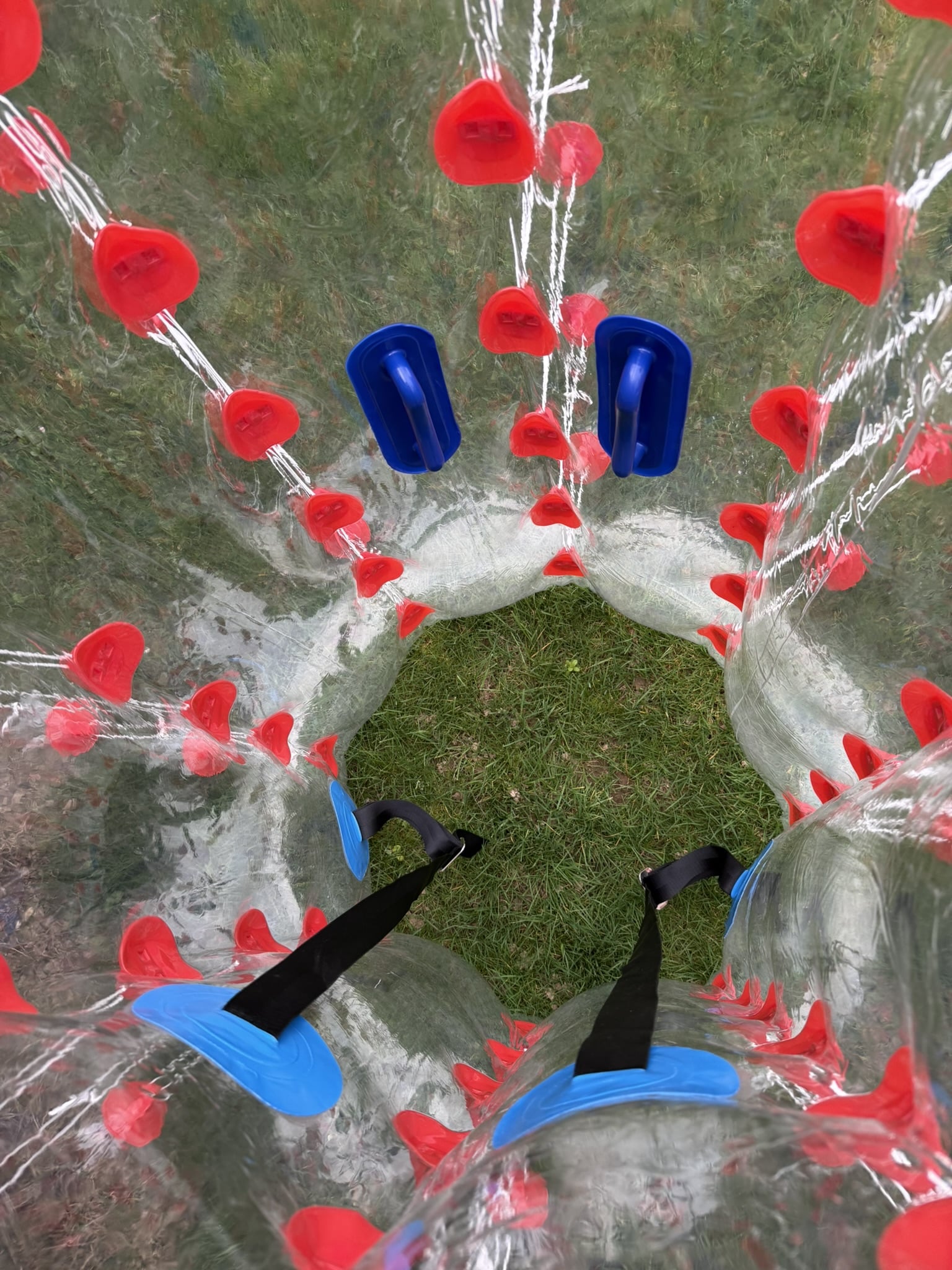 Vue aérienne des bulles de bubble foot installées en cercle sur pelouse