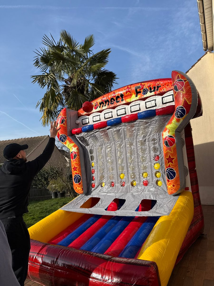 Structure gonflable Puissance 4 Basket XXL - joueur en action