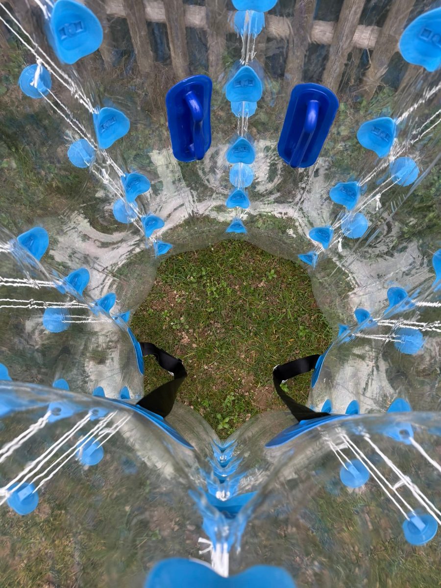 Vue aérienne du terrain de bubble foot avec bulles rouges et bleues